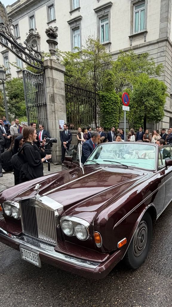 El Rolls Royce, pasado por agua, en el que Guillermo y Rocío se han escapado tras darse el 'sí, quiero'
