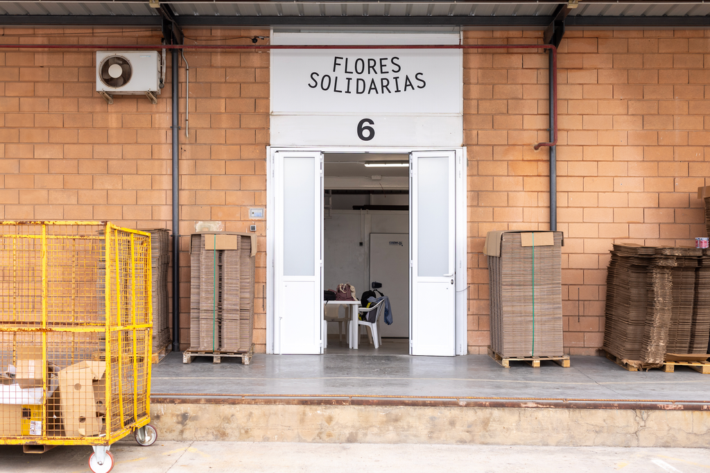 Fachada del almacén número 6 de Flores Solidarias en Valencia.