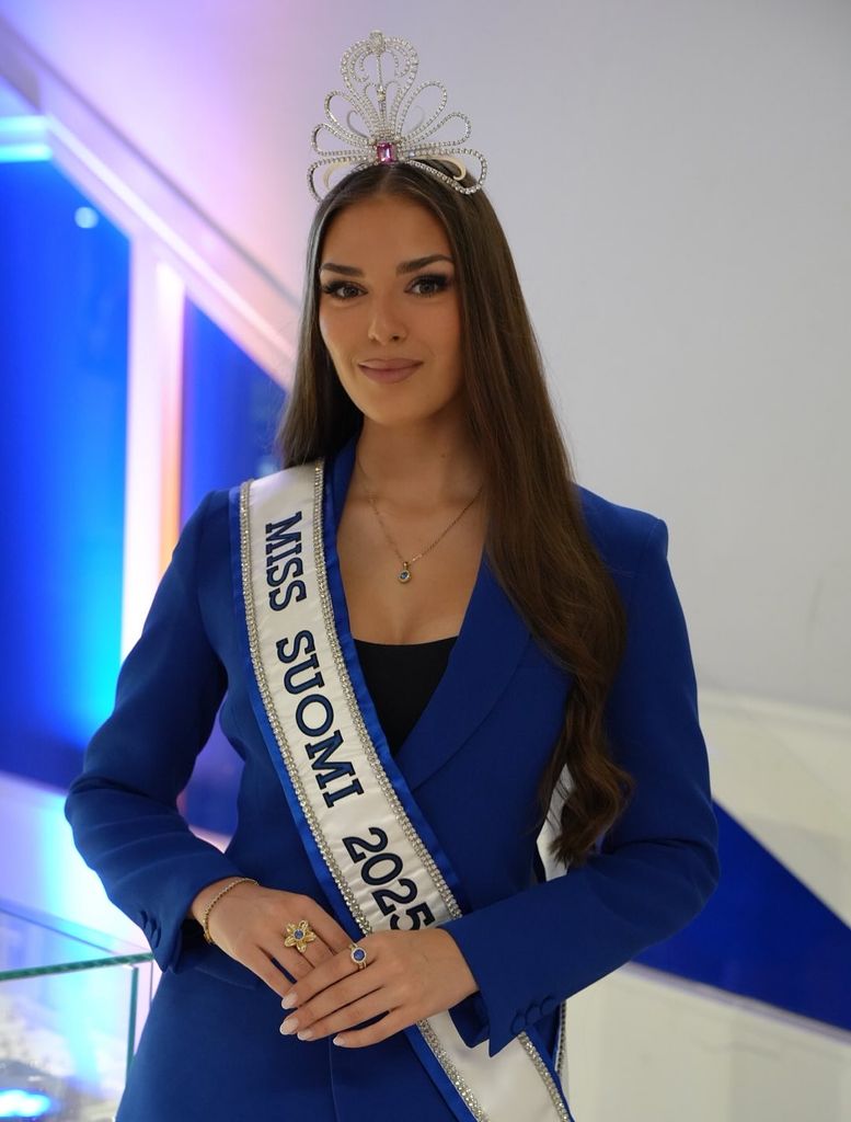 Sarah Dzafce fue despojada de la corona por una fotografía racista.