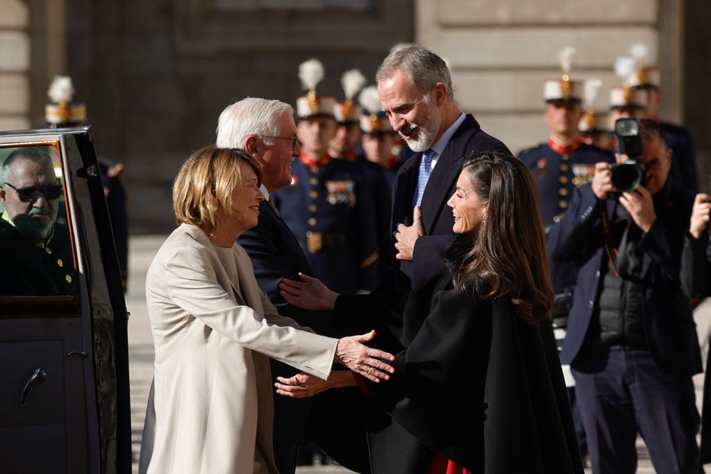 El saludo entre doña Letizia y Elke Büdenbender 
