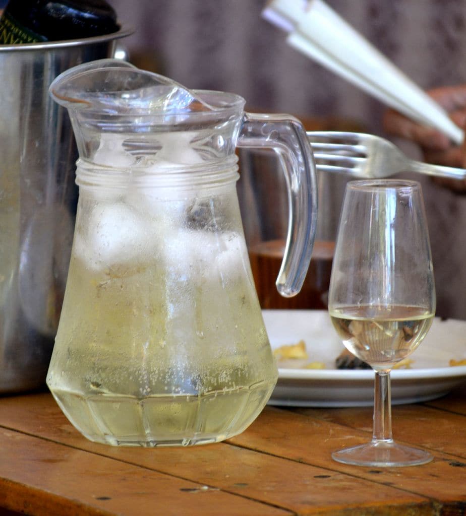 Vino manzanilla, refresco de lima-limón y mucho hielo, ingredientes del clásico rebujito