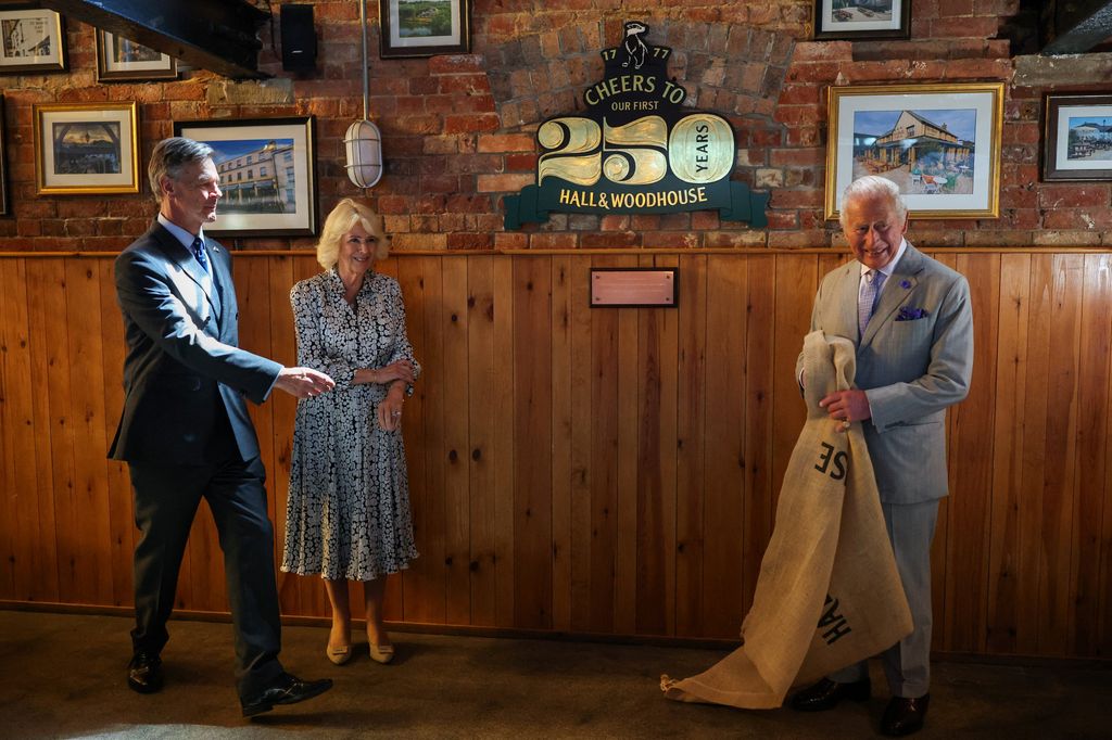 El rey Carlos III y la reina Camila durante su visita a la cervecería Hall and Woodhouse Badger en Blandford St Mary