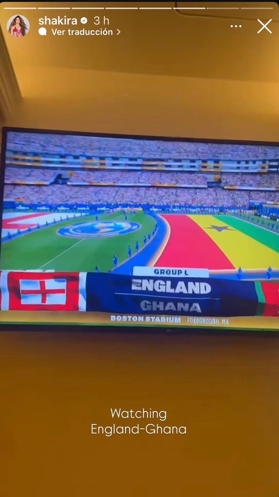 Shakira disfrutando de la fiebre mundialista, viendo el partido Inglaterra vs Ghana.