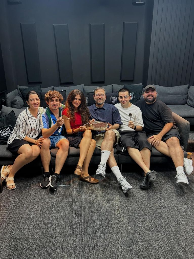 Foto de director con algunos de los actores que saldrán en "Libre"