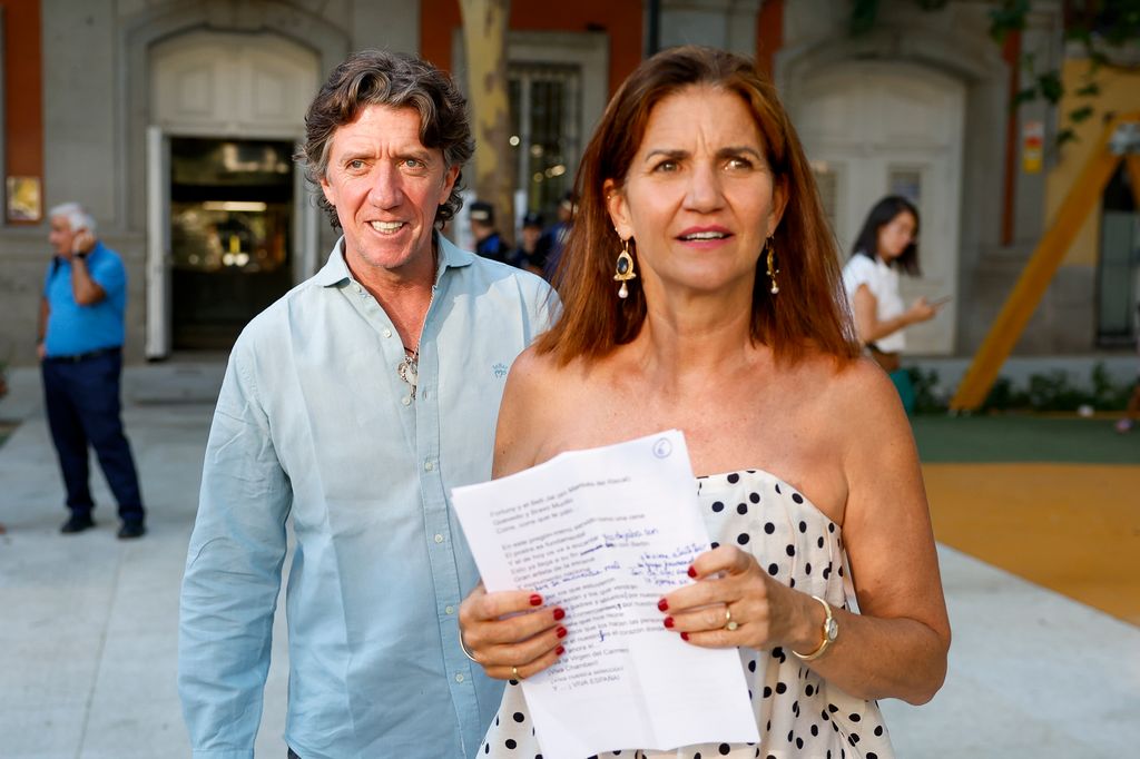 Samantha Vallejo-Nágera y Colate en un acto en Madrid