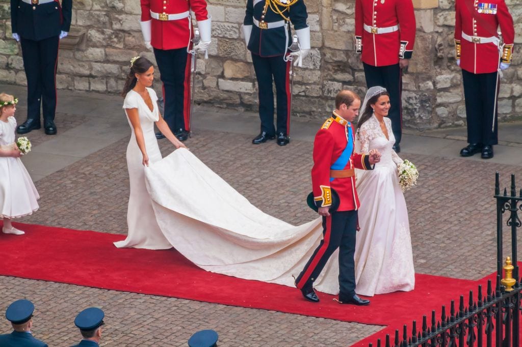 Plano general de Kate Middleton y príncipe Guillermo saliendo de la iglesia tras casarse