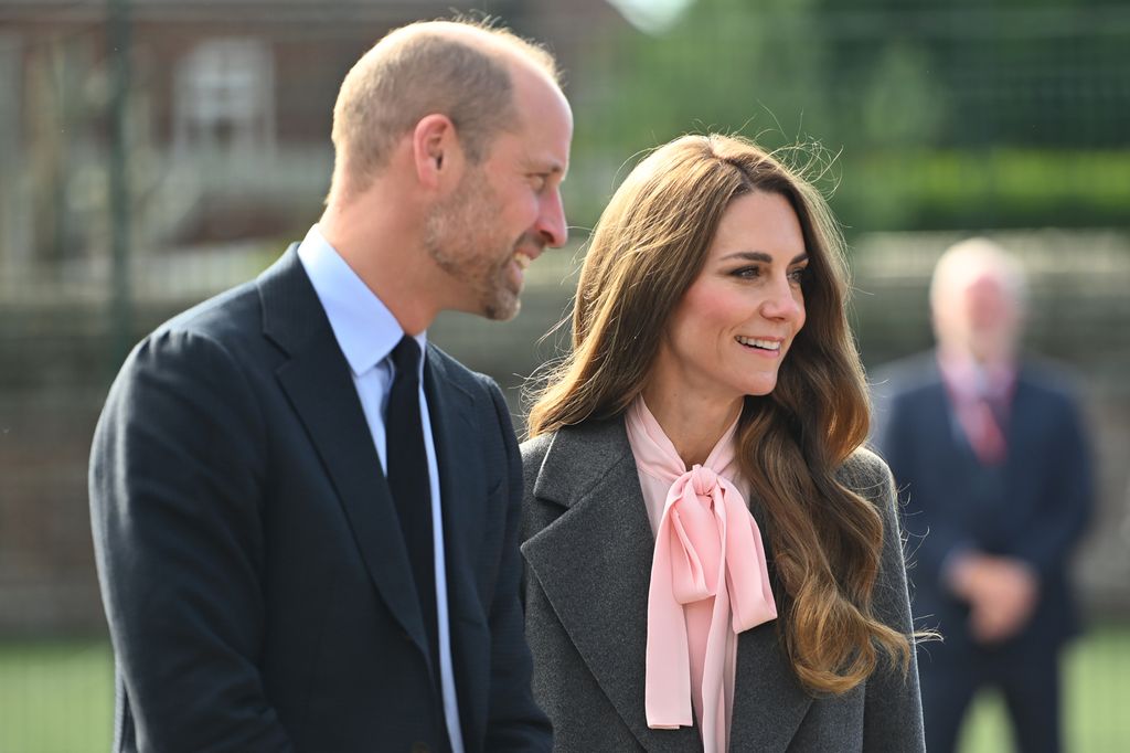 El príncipe William y la princesa Kate en una visita a Southport, Inglaterra.