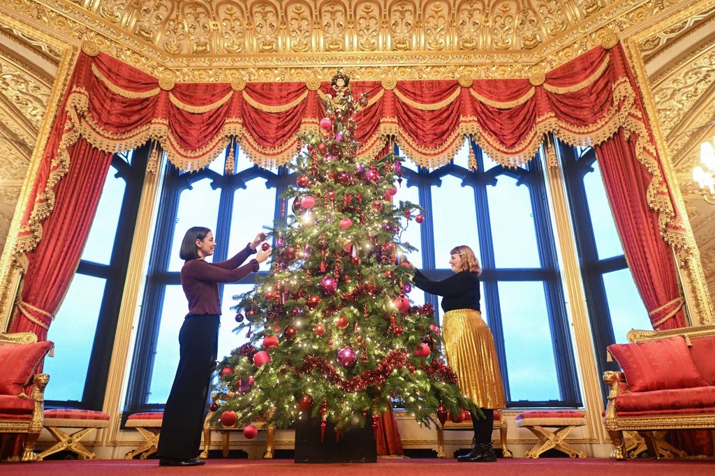 Interior del Castillo de Windsor, decorado de Navidad (Foto de Andrew Matthews/PA Images via Getty Images)