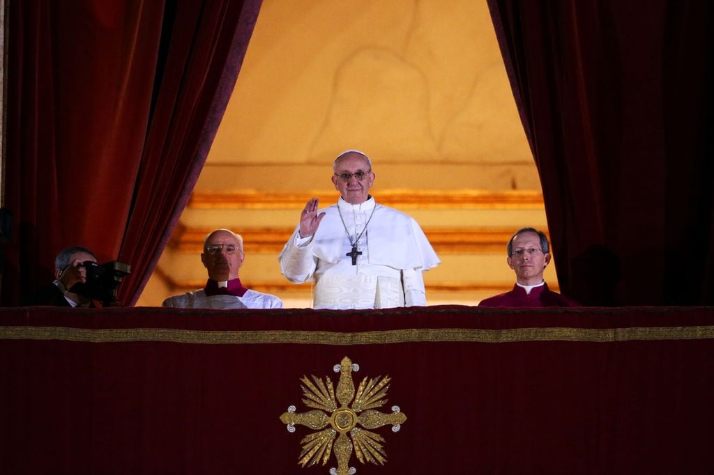 El Papa recibe la bendición del pueblo de Dios