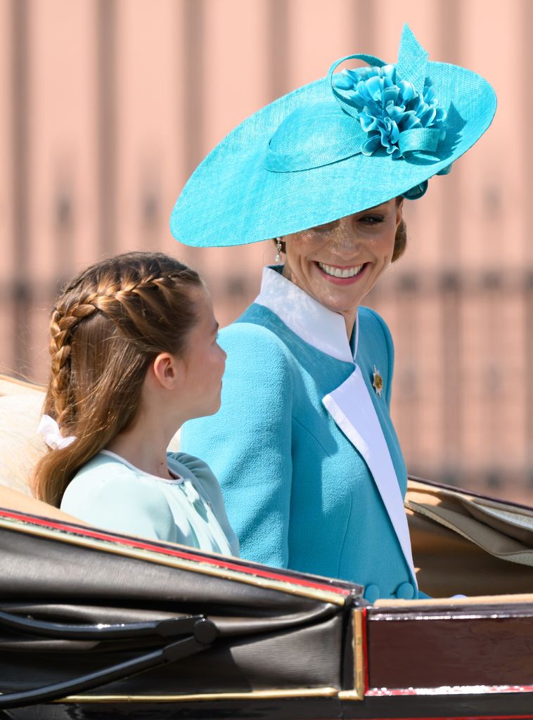 La princesa Charlotte junto a su madre, Kate Middleton, en el Trooping The Colour del 14 de junio de 2025 en Londres