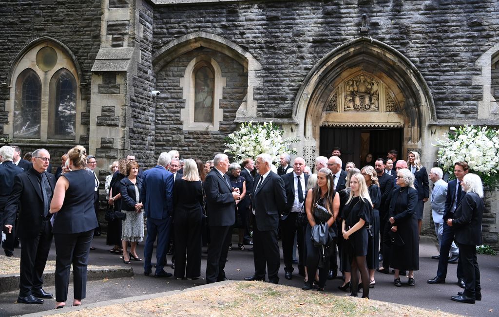 Familiares y amigos de la cantante han llegado vestidos de riguroso luto a la iglesia de Santa María, en pleno centro de Swansea, donde se celebra el servicio religioso
