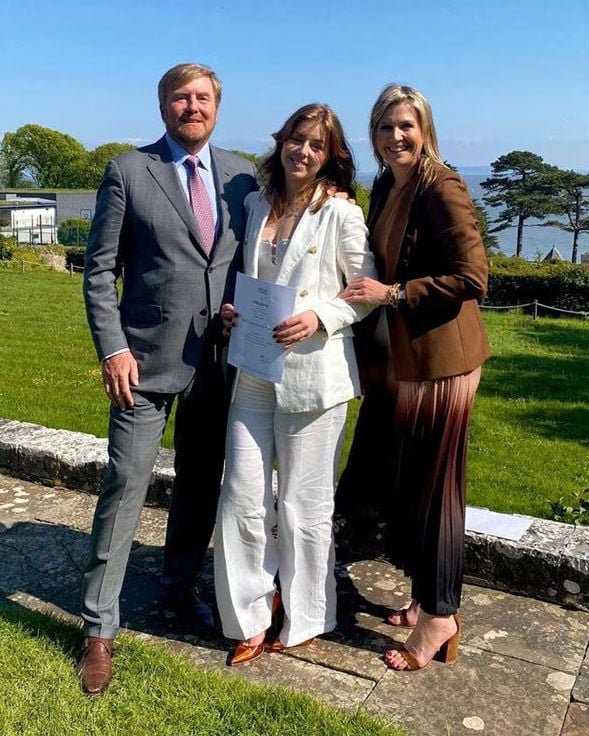 Alexia de los Países Bajos graduándose en el internado UWC Atlantic College de Gales acompañada de sus padres