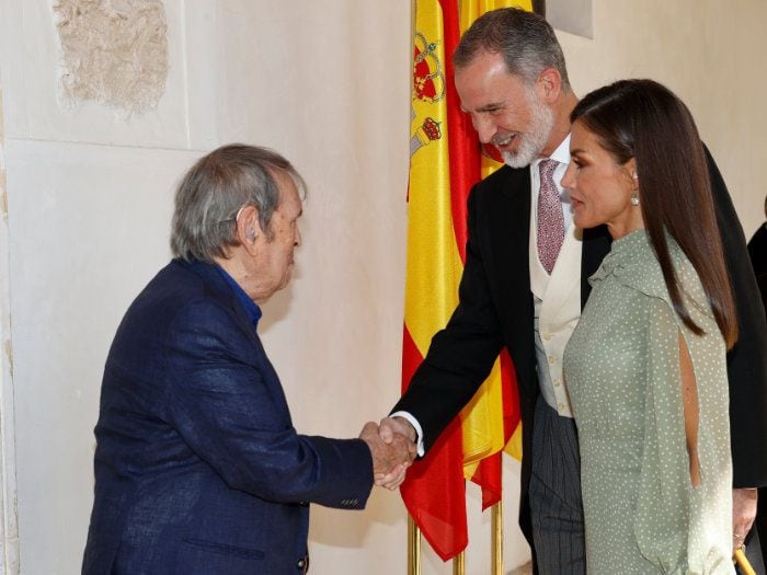 Don Felipe y Doña Letizia saludan a Rafael Cadenas