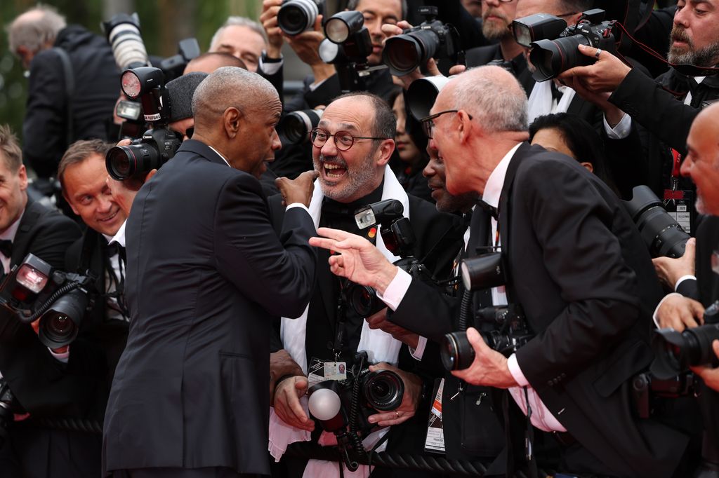  Denzel Washington se dirgió hacia el fotógrafo para pedirle enérgicamente que no lo sijetara de nuevo.