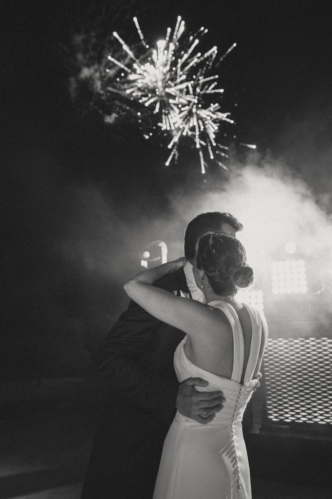 Blanca con vestido convertible de Ana Herrero de Tejada durante la celebración y los fuegos artificiales
