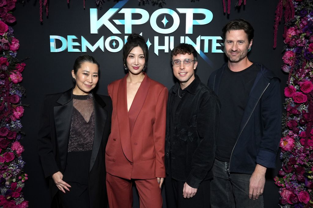 De izquierda a derecha: Maggie Kang, Ejae, Mark Sonnenblick y Chris Appelhans 