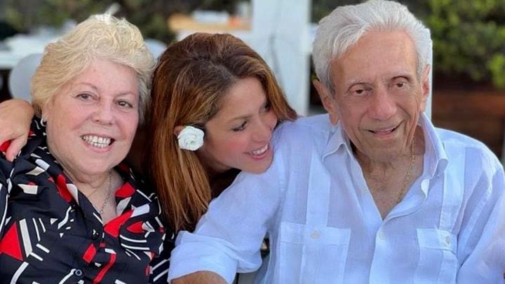 Shakira, celebrando el 91 cumpleaños de William Mebarak, en 2022, junto a su madre