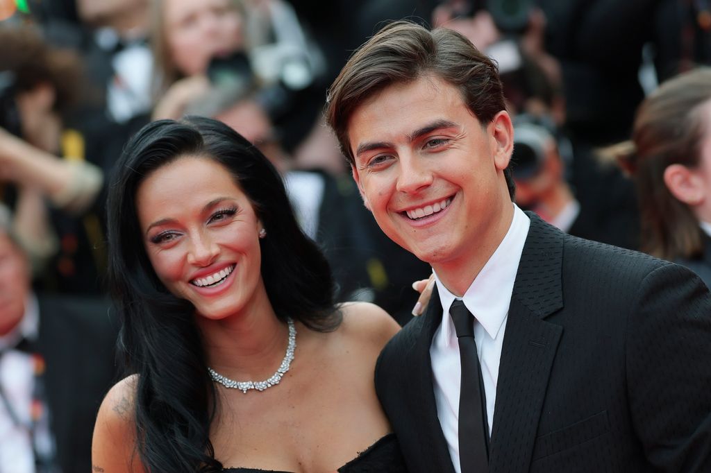 La pareja pasó una gran noche sobre la alfombra roja, sonriendo para las cámaras