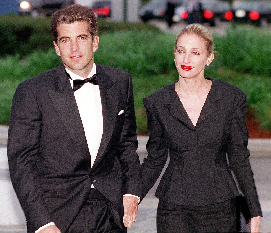 John John Kennedy y Carolyn Bessette asistiendo a una cena de gala
