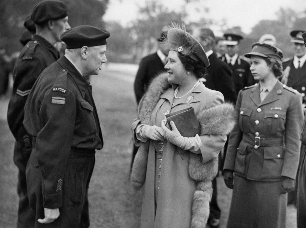 Isabel II y su madre en 1945