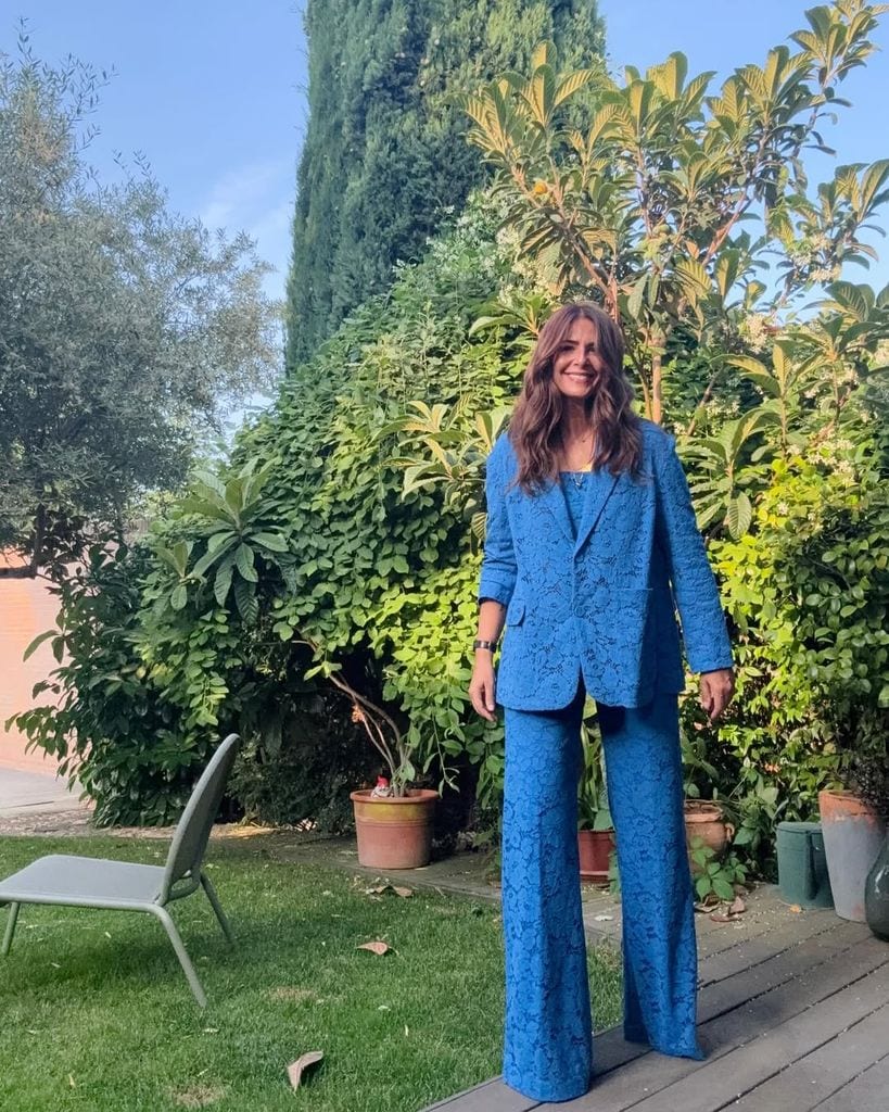 Nuria Roca en el jardín de su casa 