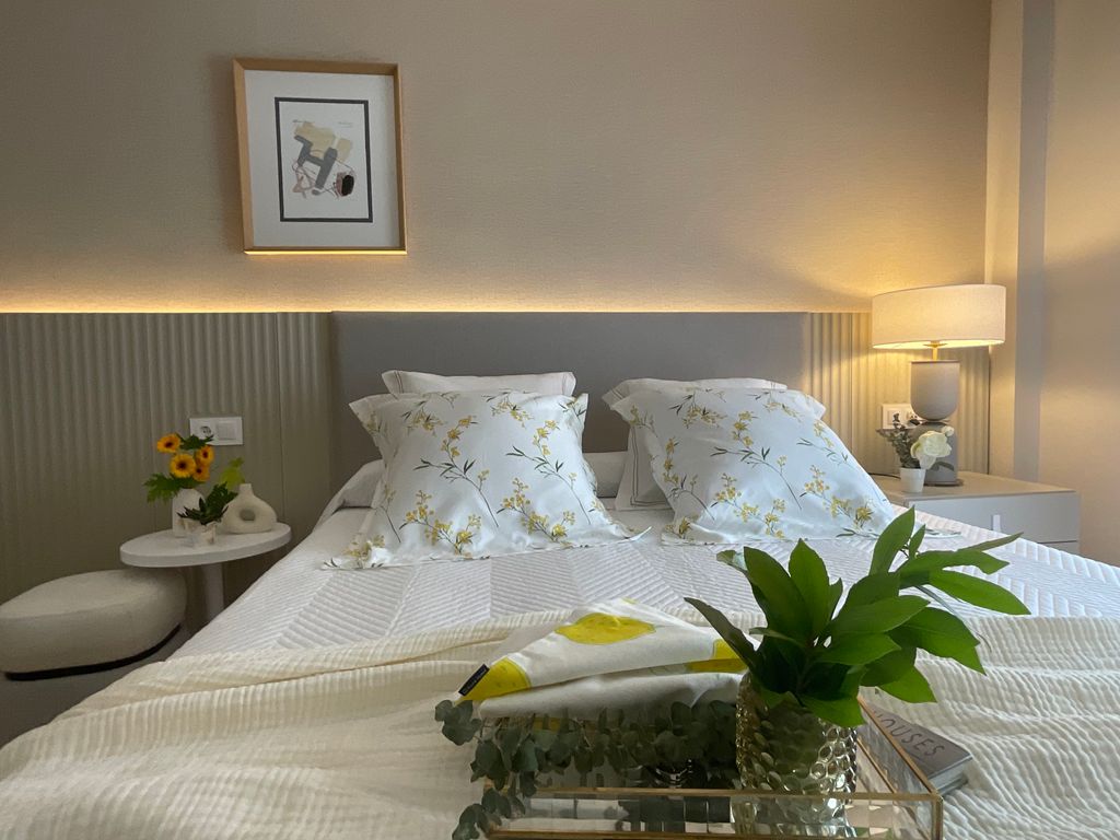 Dormitorio en tonos neutros y toques de amarillo