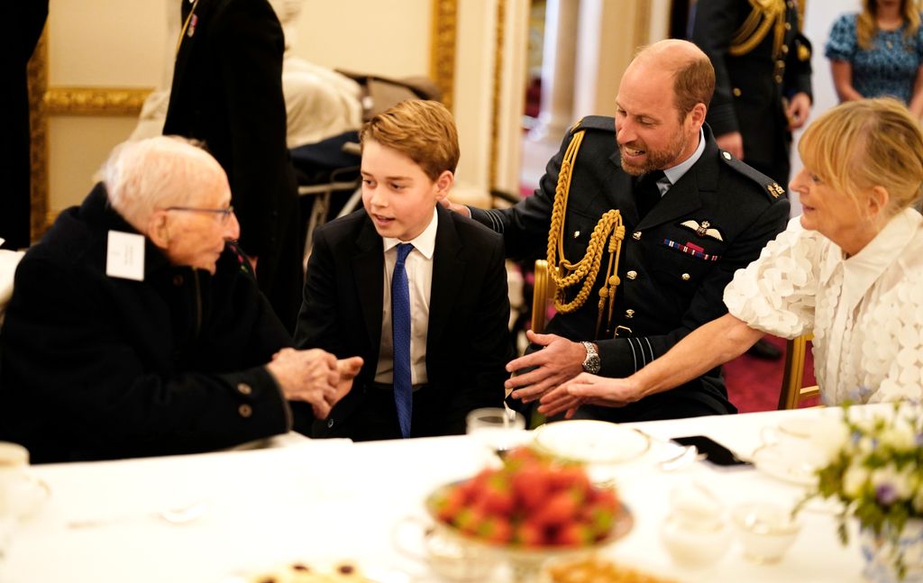 El príncipe George saludando en la fiesta del té en homenaje a veteranos de guerra