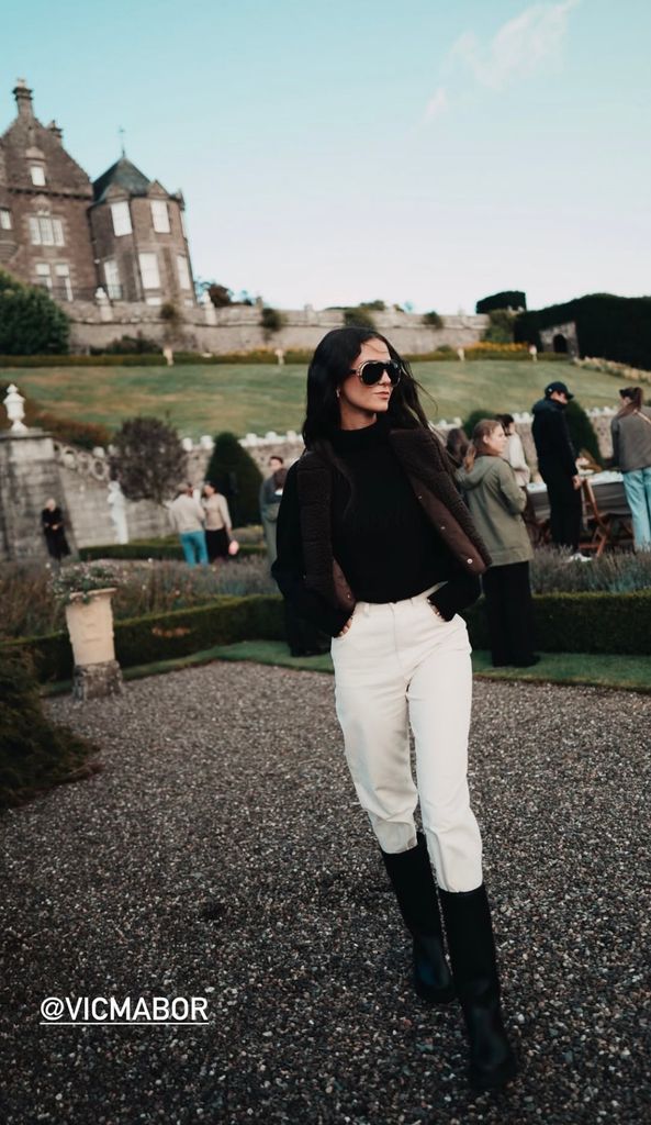 Victoria Federica en Escocia con el look de otoño perfectocon chaleco de borrego, pantalones blancos y botas de campo, 2026.