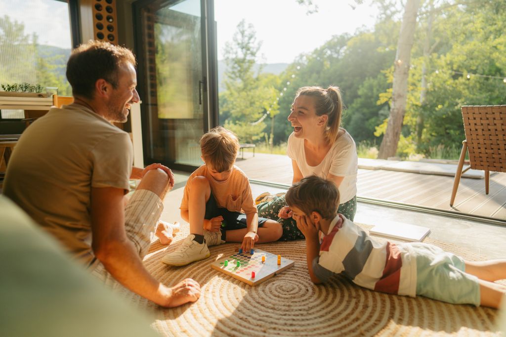 Familia jugando en el suelo con niños pequeños