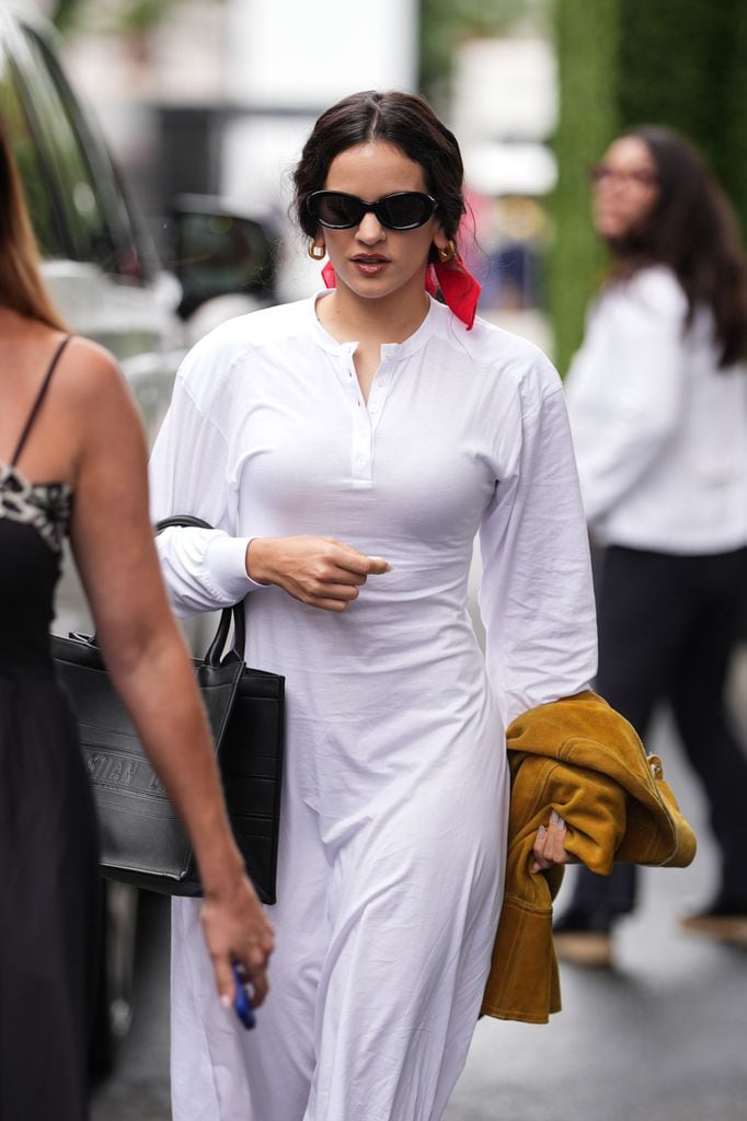 Rosalía asiste a la final del US Open con vestido blanco