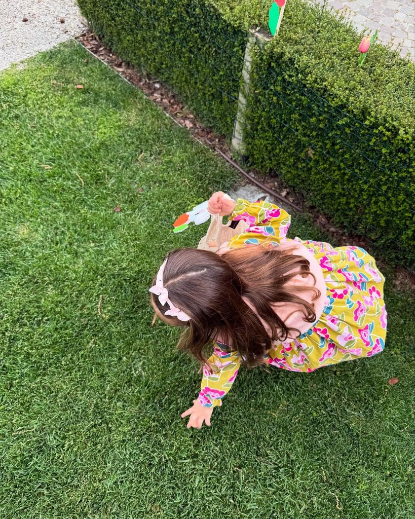 Blu Jerusalema, de 4 años, la pasó de maravilla buscando huevos de Pascua, según la tradición.
