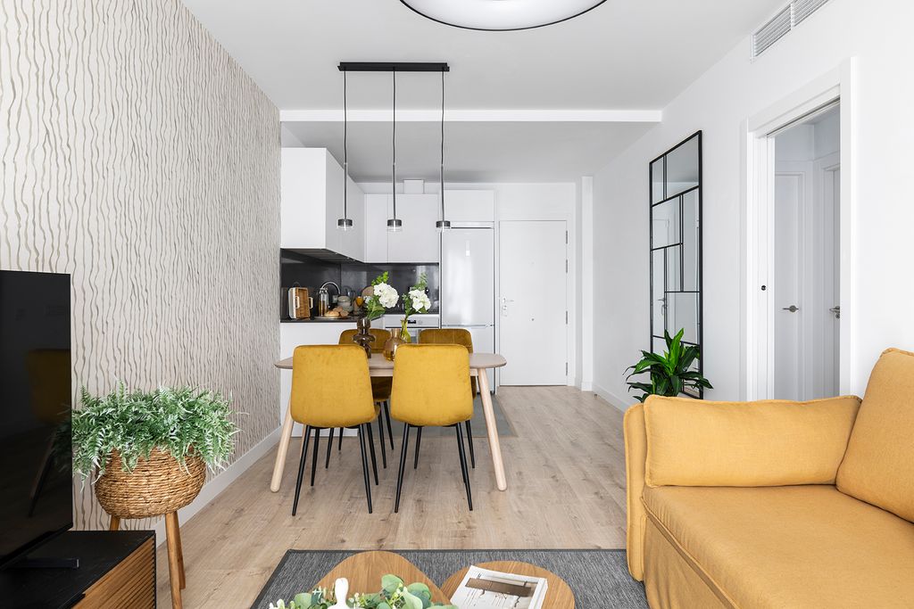 Entrada, cocina, comedor y salón comparten espacio en un piso pequeño con encanto