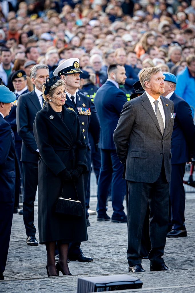 El armario de ida y vuelta de Máxima y Amalia: el tocado que une generaciones en el Día del Recuerdo
