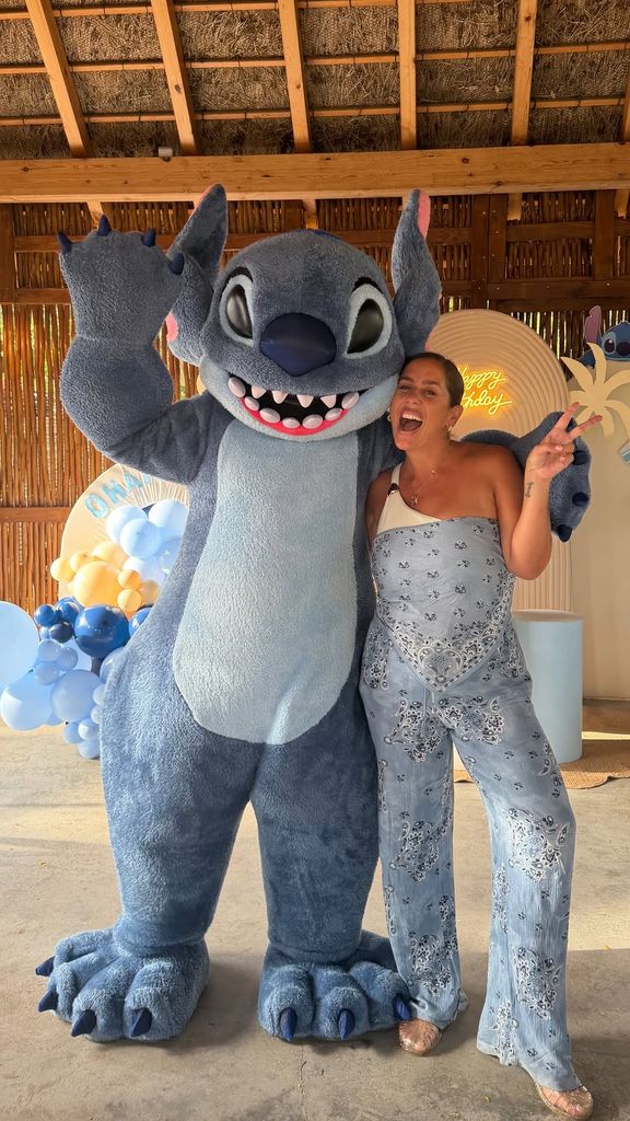 Anabel posando con el animador gigante