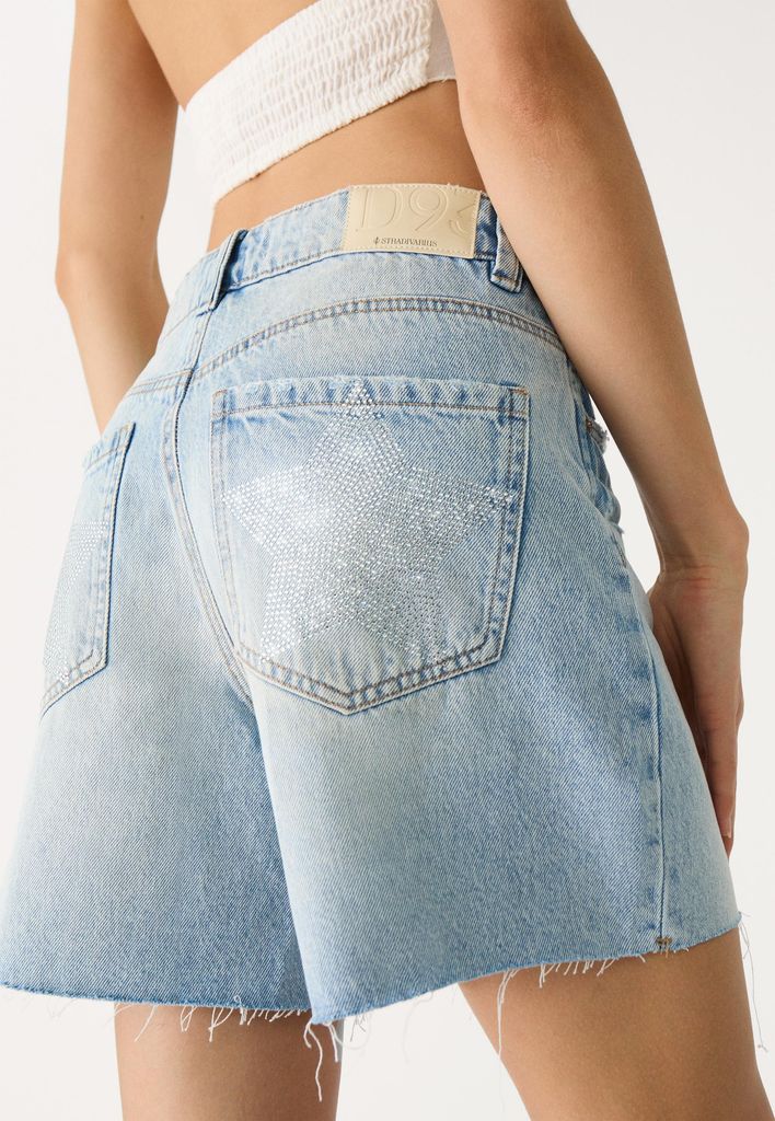 Short denim 'D93' con estrellas de Stradivarius (29,99 euros)