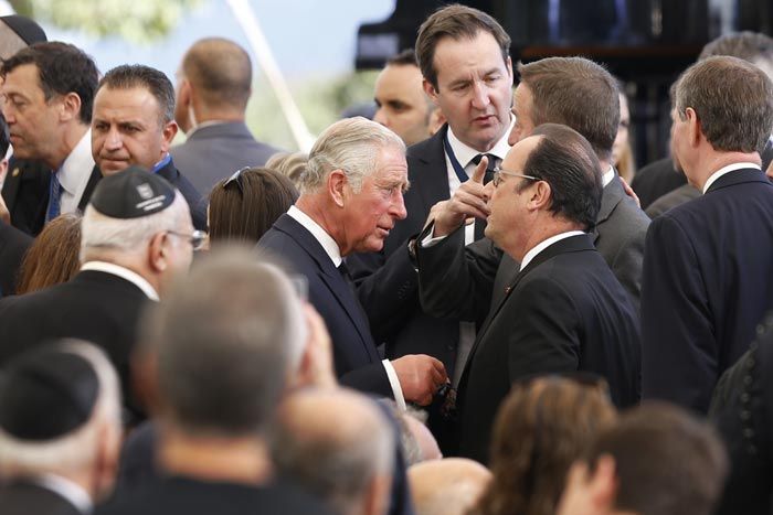 El príncipe Carlos hablando con François Hollande después de los actos en memoria del expresidente israelí, Simon Peres
