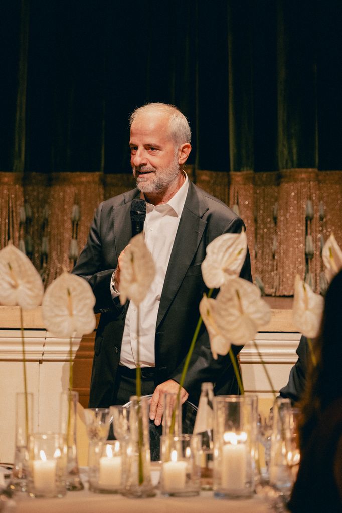 La cena también celebró el fichaje de Gabriele Maggio como nuevo CEO de la firma. En la imagen, podemos verle dando un disurso durante la velada.