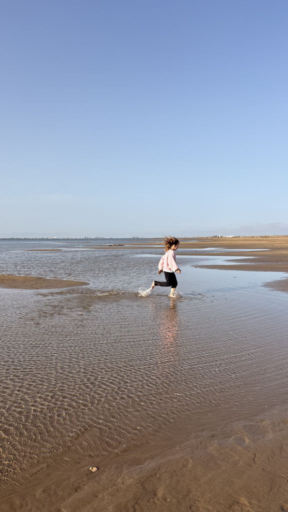 La hija de la Dra. Mar López corriendo por la playa