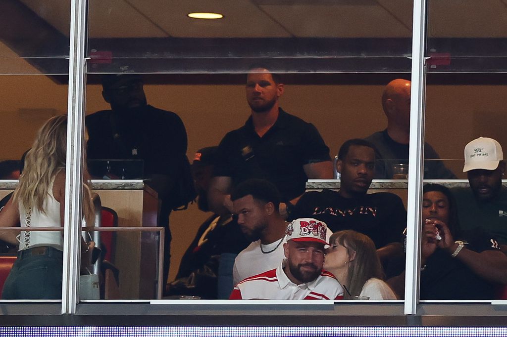 Travis Kelce contó que fue en el juego de los Cincinnati Bearcats que presentó a Taylor por primera vez como su prometida.