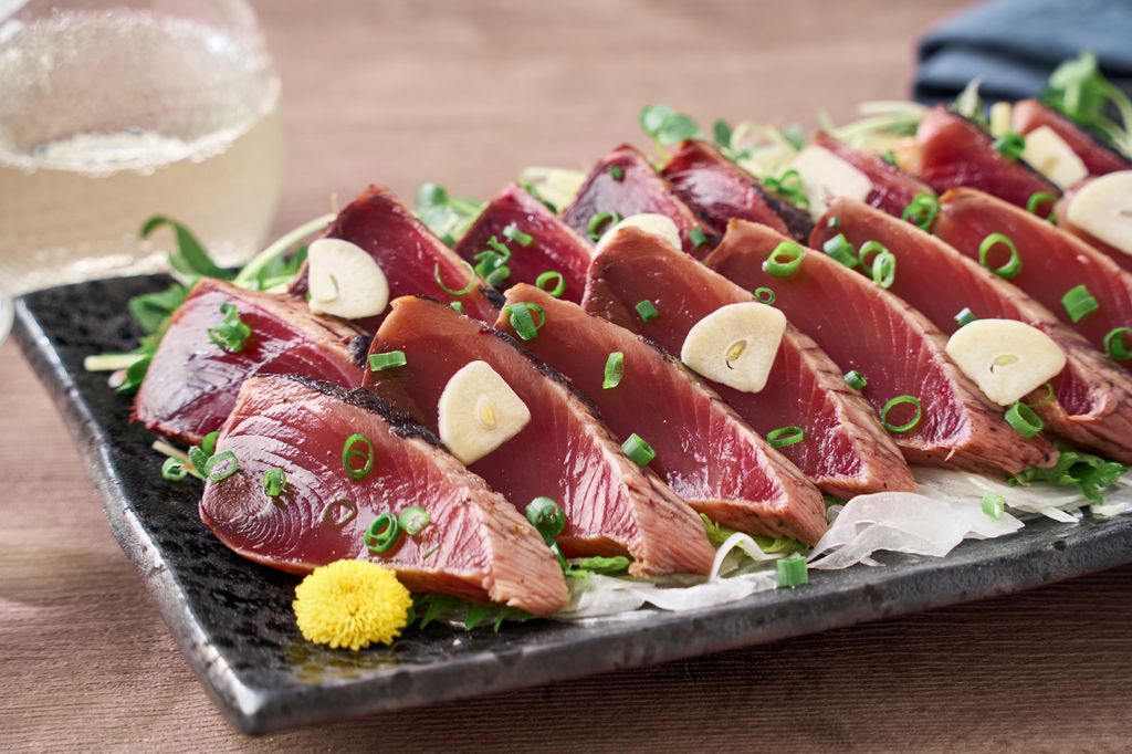 El atún, por su sabor más potente y su infiltración de grasa, está más indicado para prepararlo en platos como el tataki.