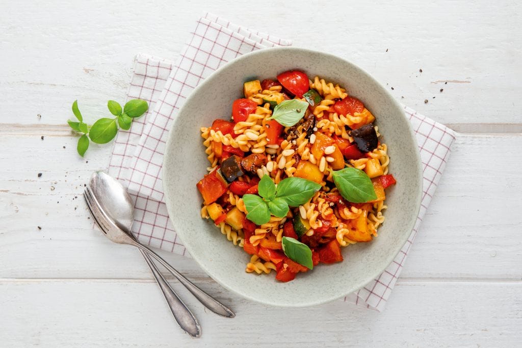 Pasta de garbanzo con verduras. 