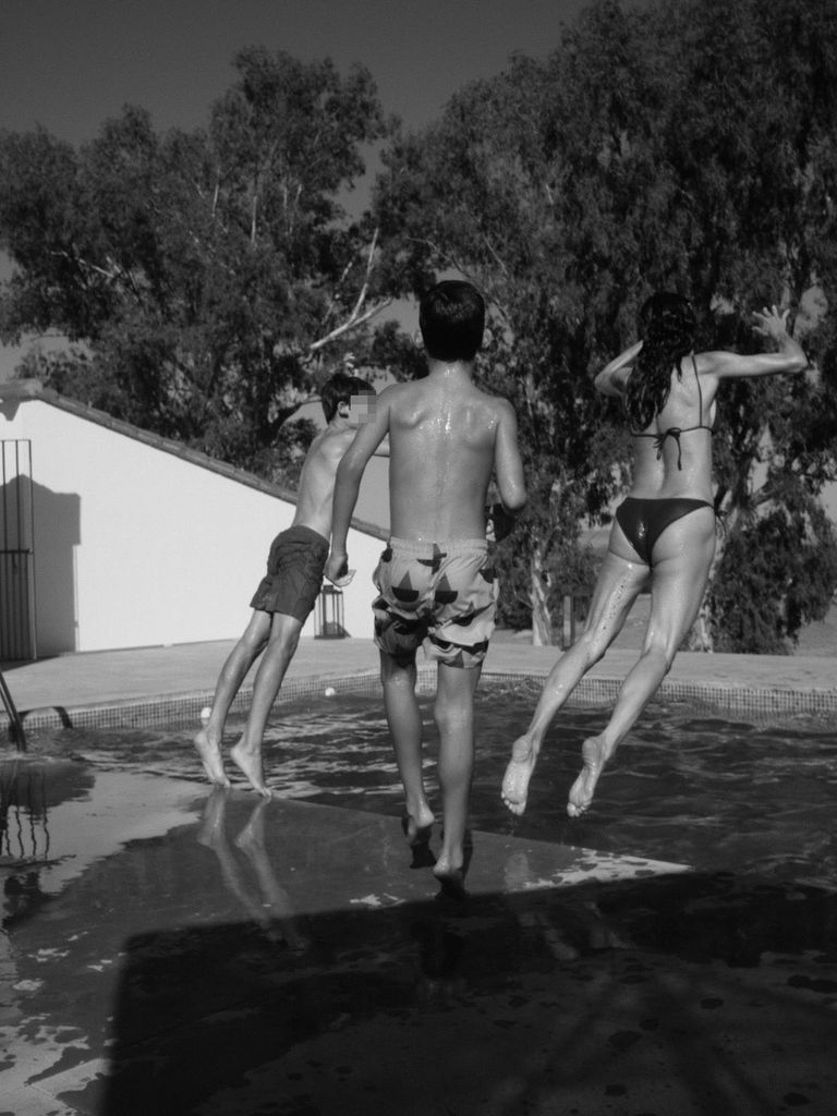 Eugenia y sus hijos, Alfonso y Jerónimo, se lo pasan bomba en la piscina