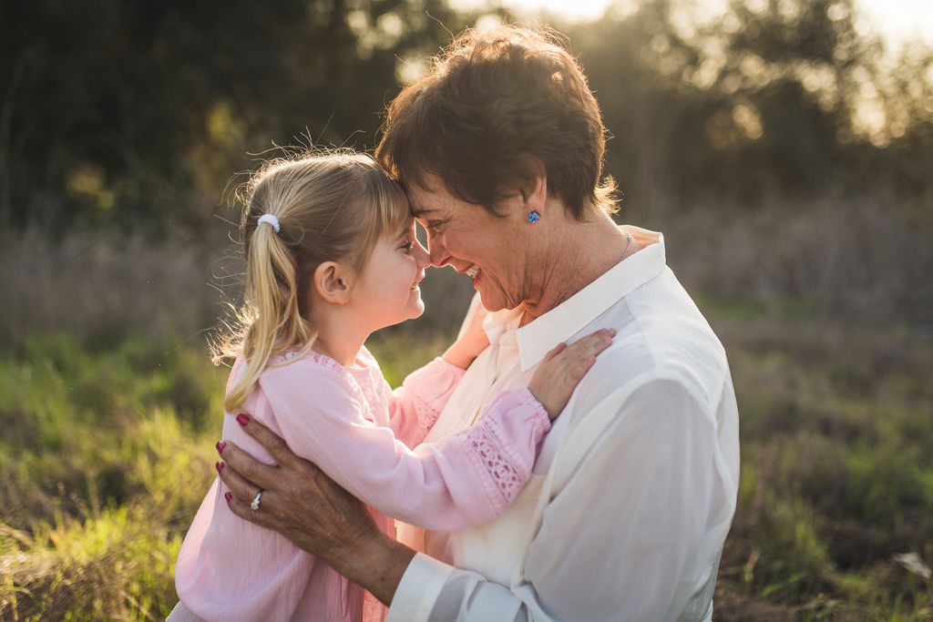 abuela y nieta abrazadas