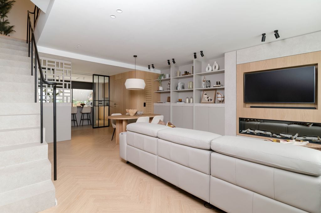 Salón con mueble a medida.