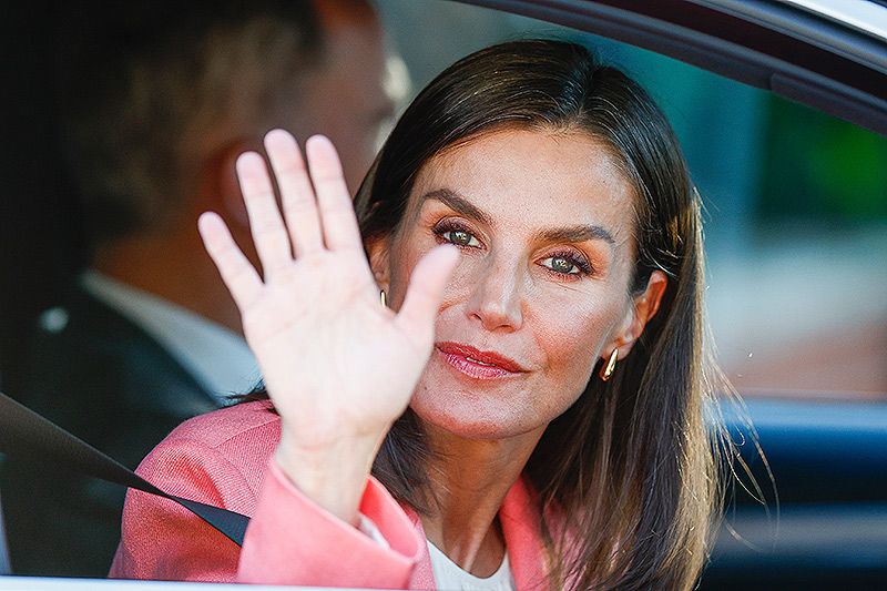 Los Reyes visitan a doña Sofía en el hospital