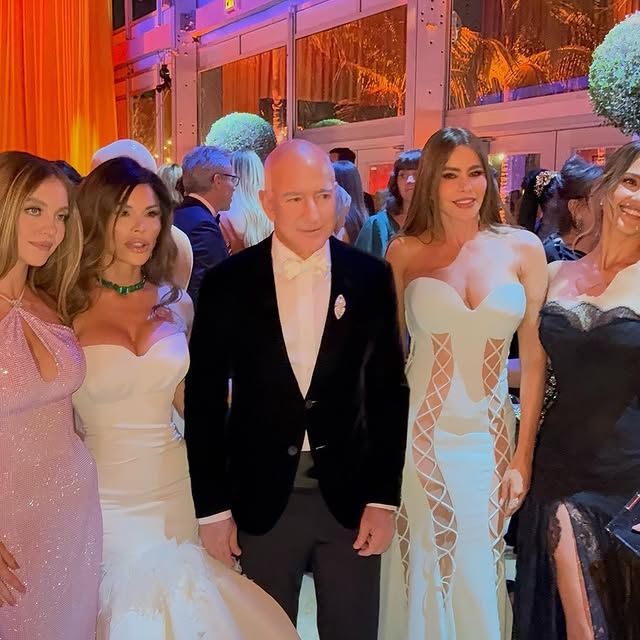 Sydney Sweeney, Lauren Snachez, Jeff Bezos, Sofía Vergara y Jessica Alba en el afterparty de los Oscar