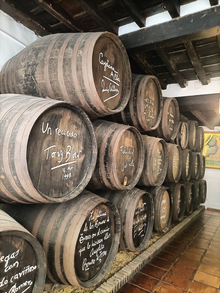 Bidones de vino en Bodegas Campos, restaurante de Córdoba