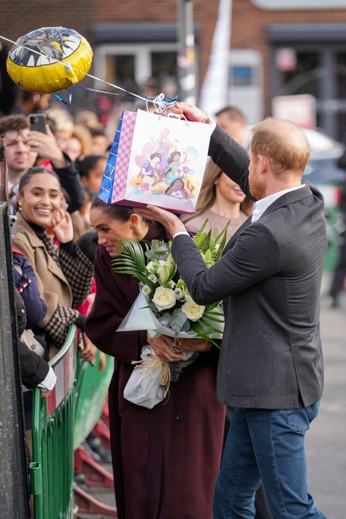 Meghan y Harry recibieron algunos obsequios a su llegada a las instalaciones de CRS.