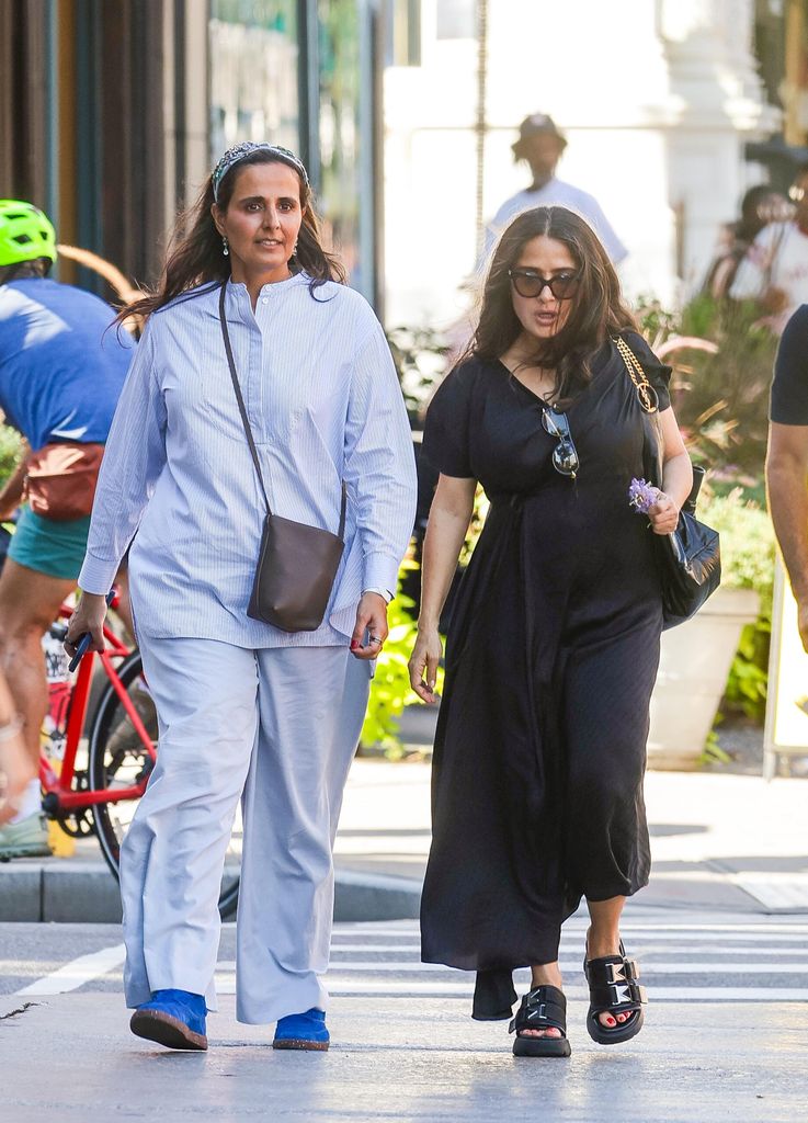 Salma Hayek fue fotografiada paseando por Nueva York junto a la jequesa Al-Mayassa bint Hamad bin Khalifa Al Thani, hermana del gobernante de Qatar.