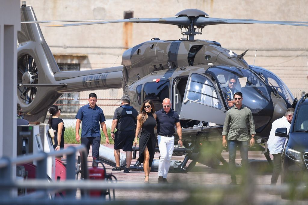 Jeff Bezos y Lauren Sánchez llegaron en helicóptero para después tomar un bote